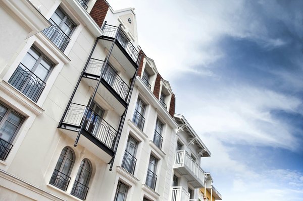 Quels sont les avantages de louer une maison de vacances en Provence avec des ateliers de poterie?